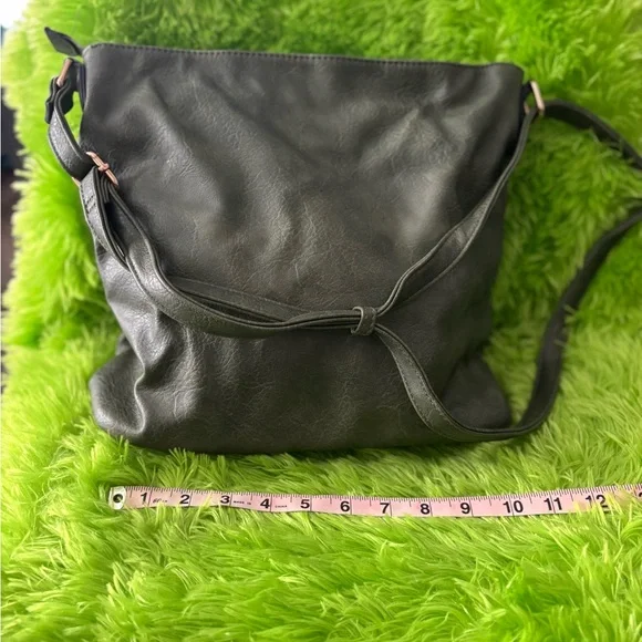 Elegant Black Leather Shoulder Bag - Picture 2 of 3
